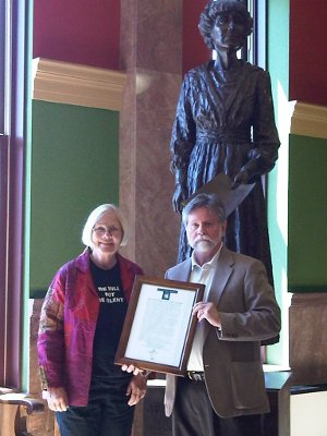 Ann Wright receives peace seeker award
